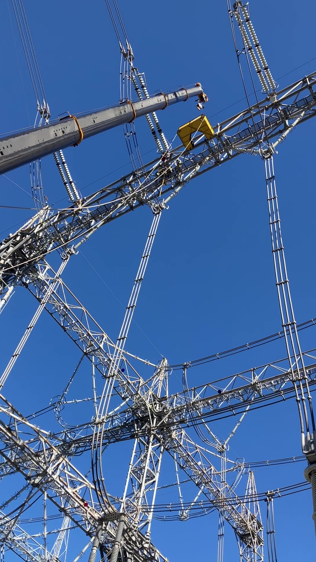 北九州変電所の500ｋVＧＩＳ（ガス絶縁開閉装置）更新工事のⅠ期工事を無事竣工しました。1