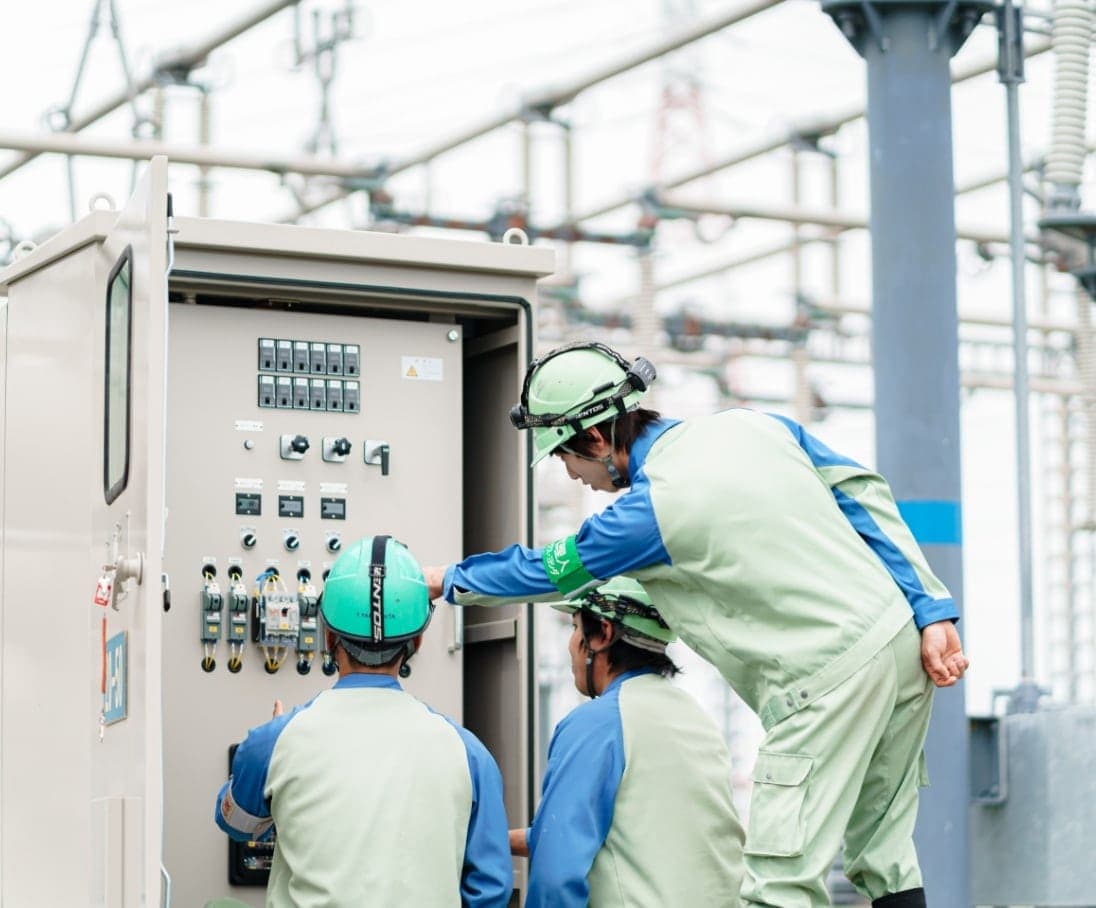 変電所での作業の写真